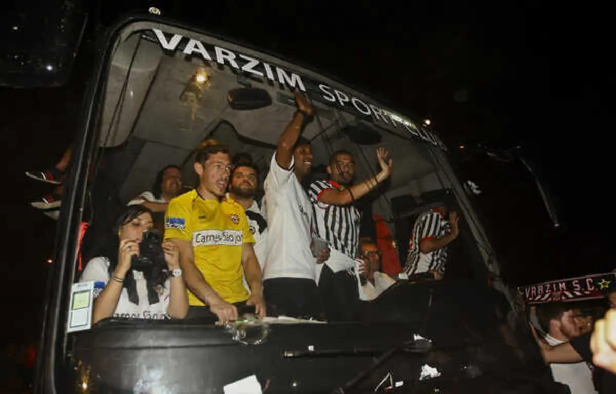 Autocarro do Varzim na última subida do clube poveiro à II Liga