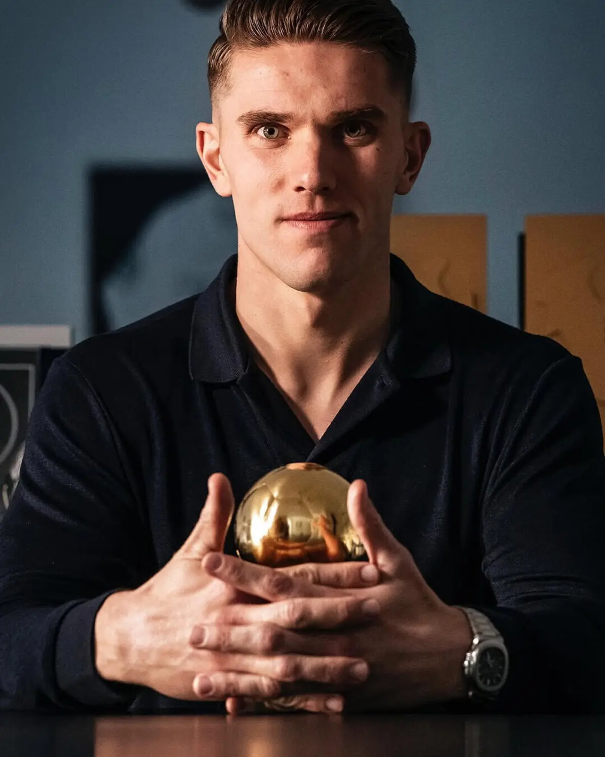 Gyokeres com a Bola de Ouro da Suécia (créditos: Instagram)