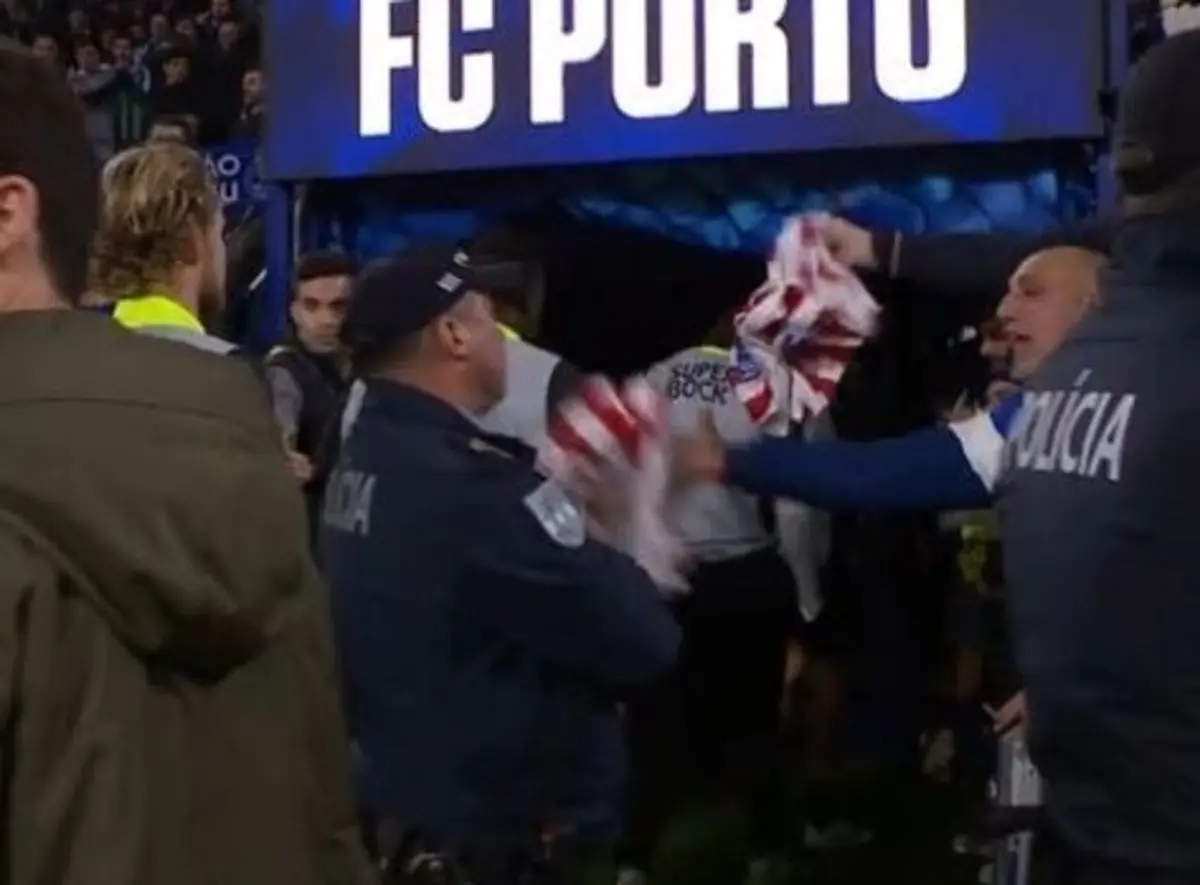 Imagem de contexto do artigo Adeptos do FC Porto "acenam" com camisolas do Atlético de Madrid a Hjulmand