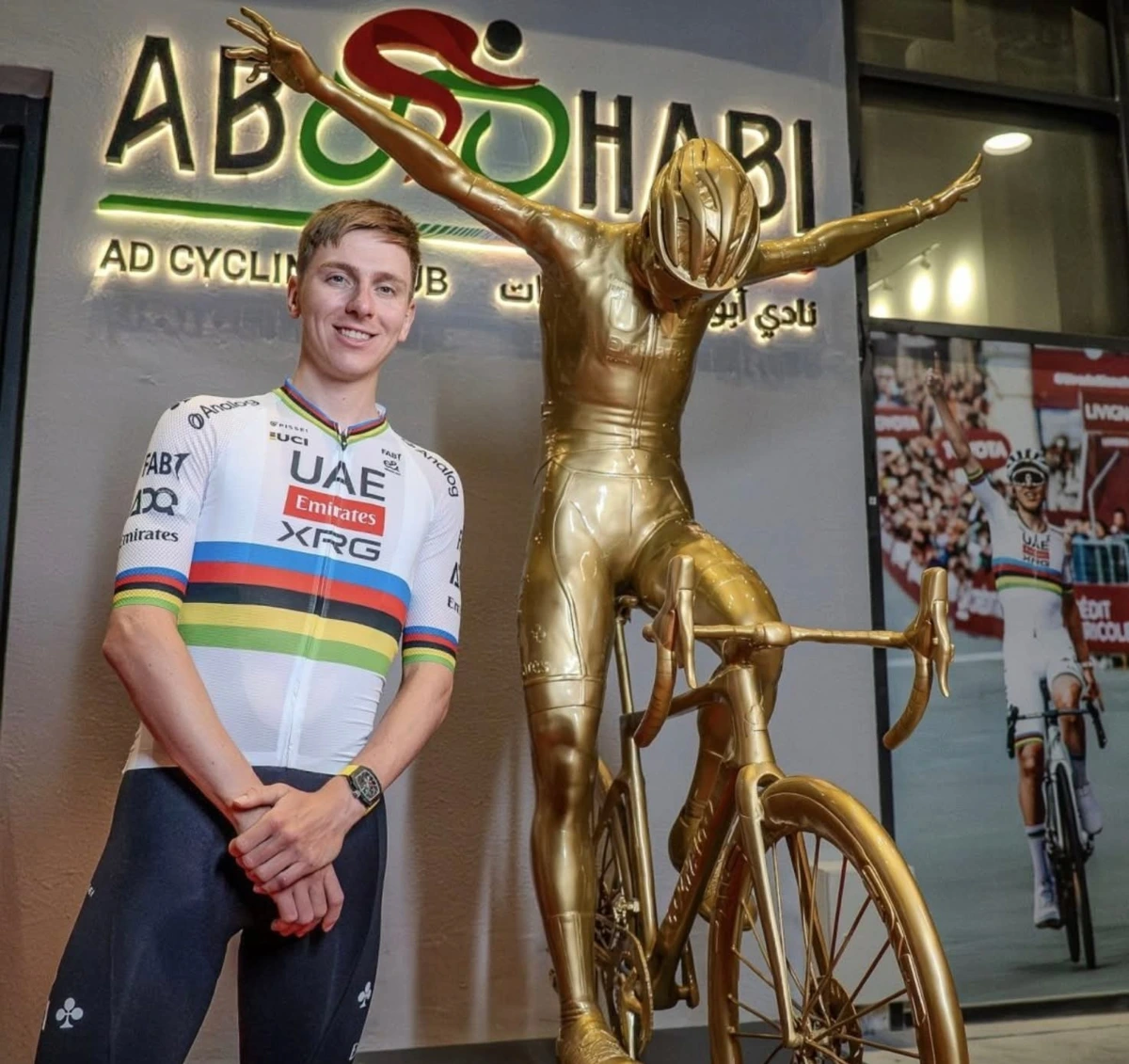 Pogacar com a estátua em tamanho real