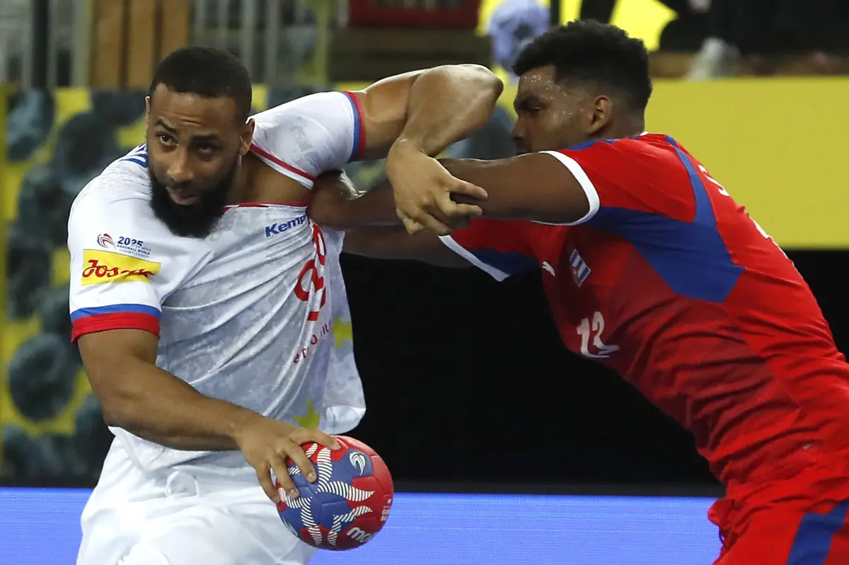 Edmilson Araújo frente ao cubano Christopher Martinez (EPA/ANTONIO BAT)