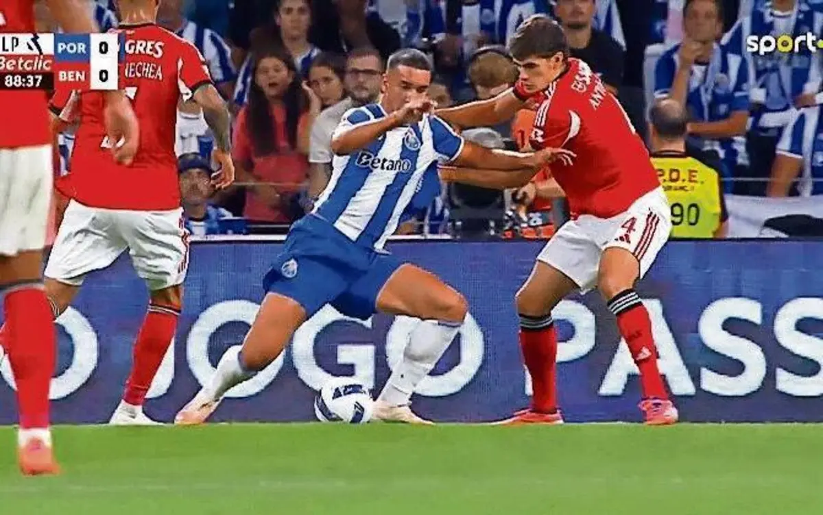 Imagem de contexto do artigo Tribunal O JOGO | Ficou penálti por assinalar sobre Deniz Gul por falta de António Silva?