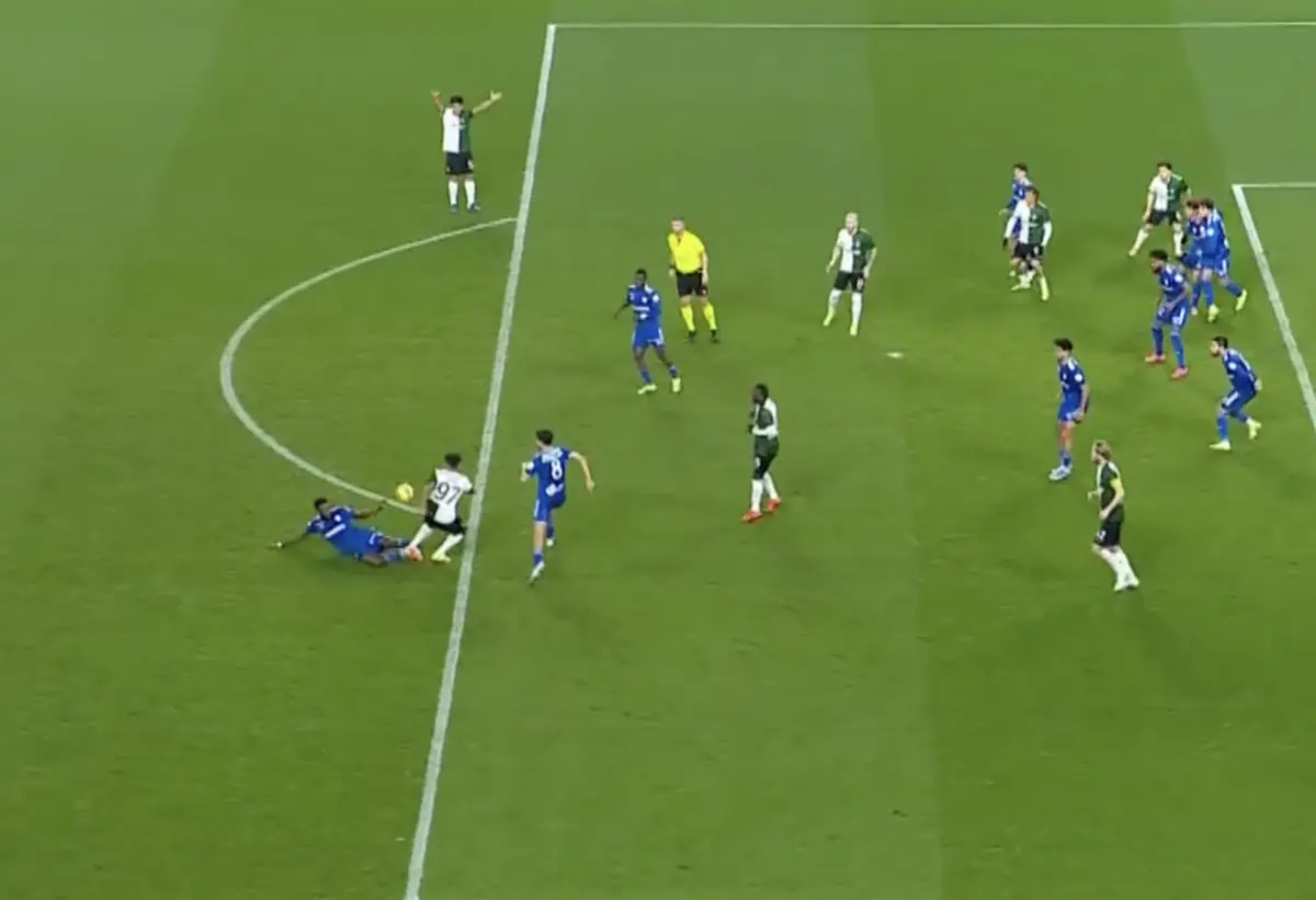 Imagem de contexto do artigo Tribunal O JOGO | Suárez choca com Baroan, que sai de maca. Lance bem ajuizado?