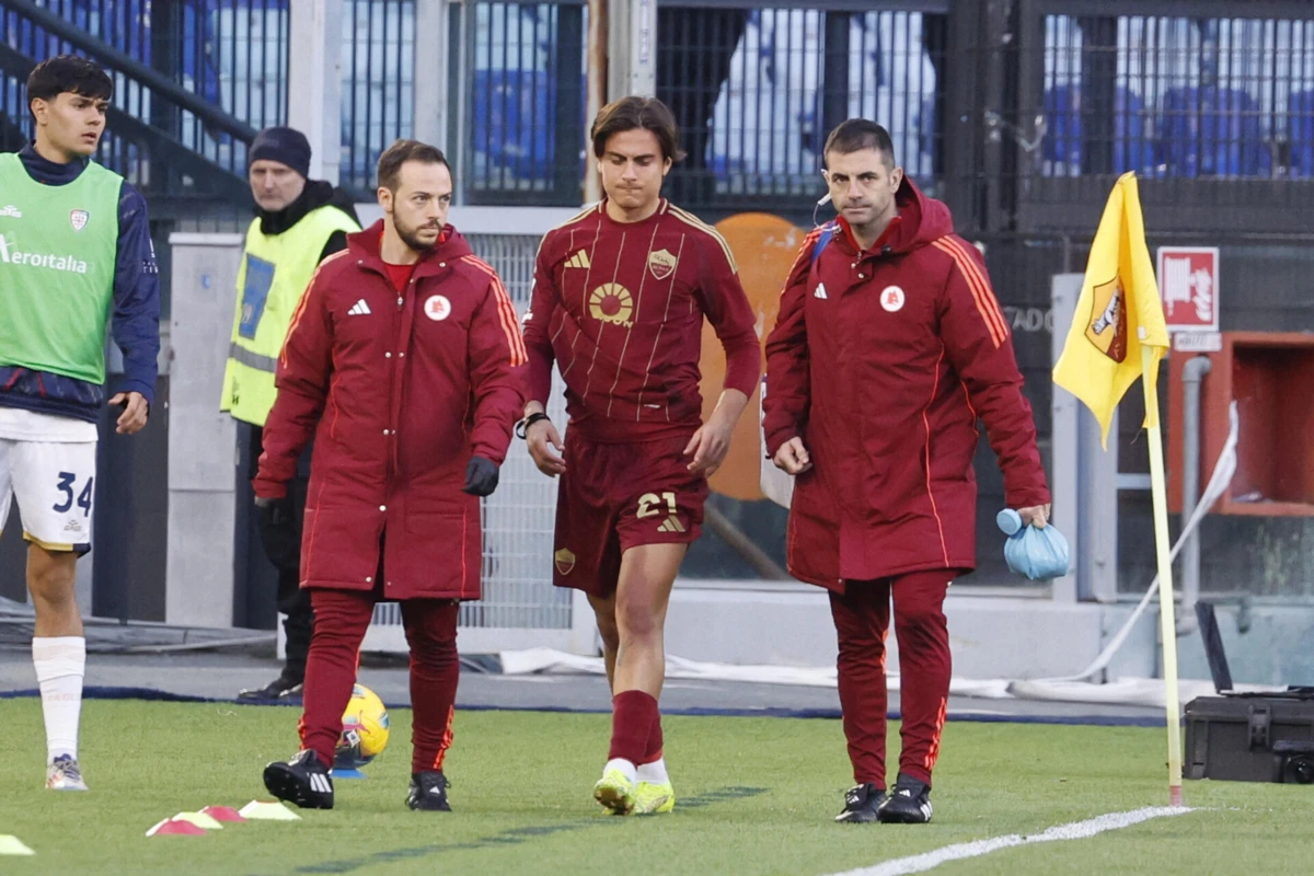 Dybala sai lesionado contra o Cagliari (EPA FABIO FRUSTACI)