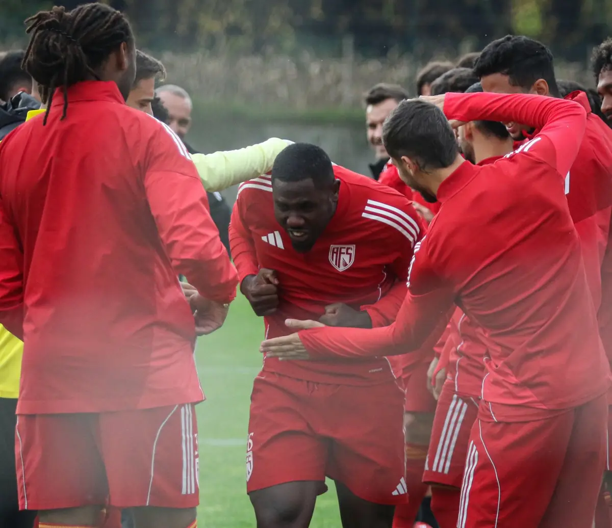 Carlos Ponck recebeu as boas-vindas dos companheiros de equipa no Aves SAD