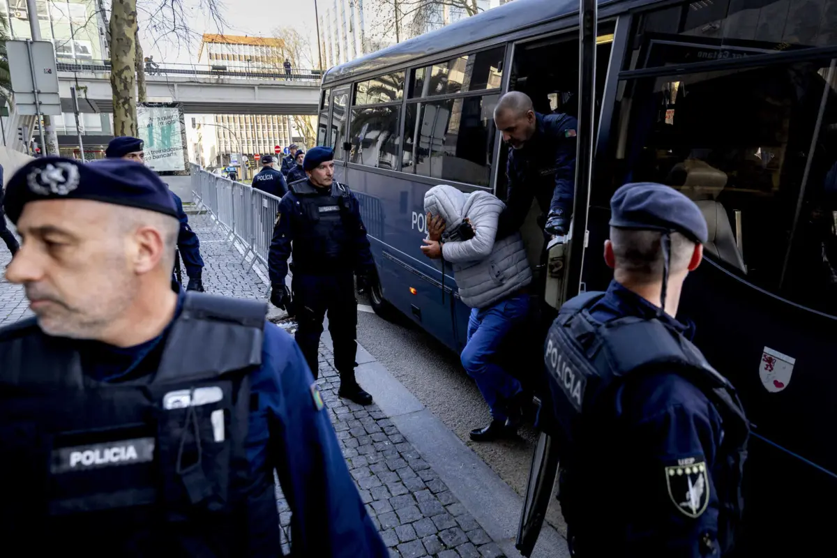 Aparato policial e apoio no passeio: a chegada dos detidos da Operação Pretoriano ao tribunal (créditos: arlos Carneiro / Global Imagens)
