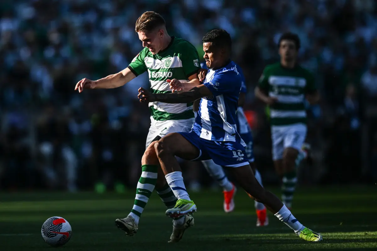 Galeno disputa a bola com Gyokeres na Taça de Portugal (Créditos: AFP)