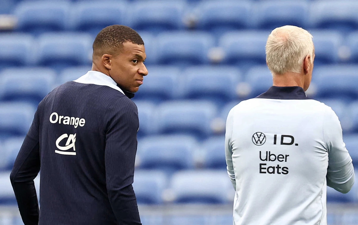 Kylian Mbappé e Didier Deschamps (Créditos: AFP)