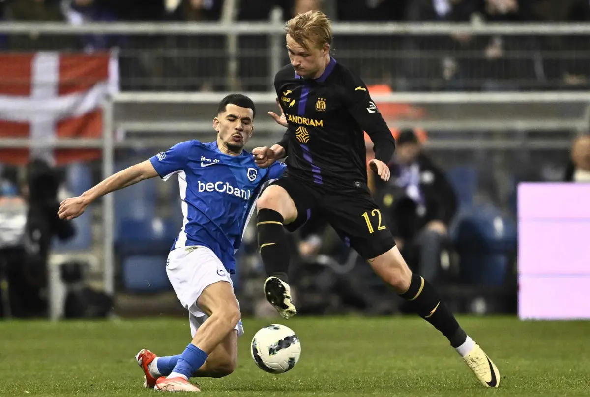 Zakaria, à esquerda, a cortar a bola (Créditos: Johan Eyckens / Belga / AFP)