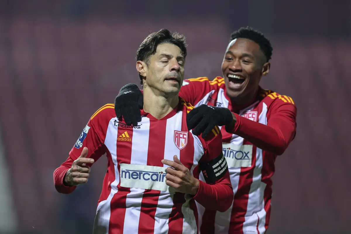 Nenê continua a marcar aos 40 anos (Créditos: Miguel Pereira/Global Imagens)