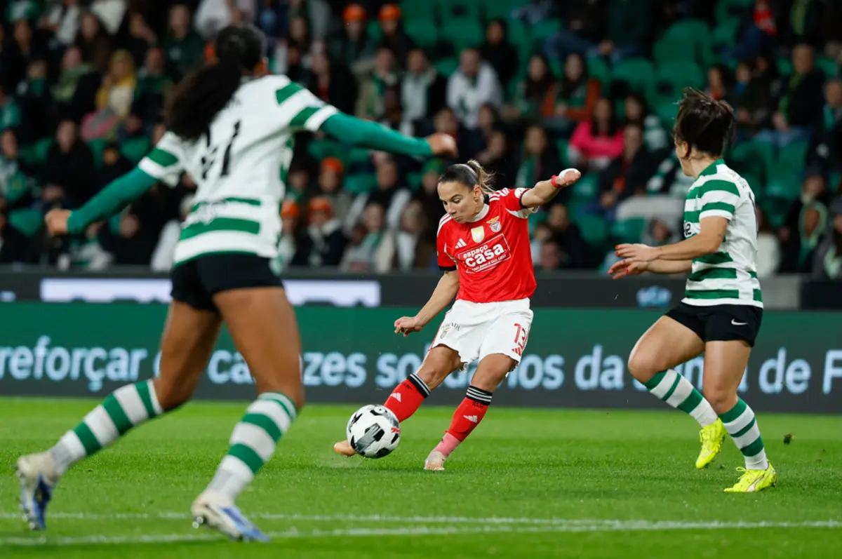 Benfica numa ação atacante em Alvalade