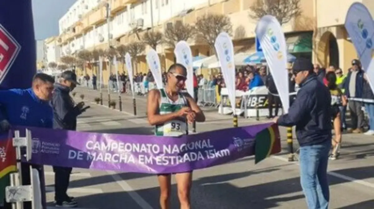 João Vieira cruza a meta em Olhão (créditos: Federação Portuguesa de Atletismo)