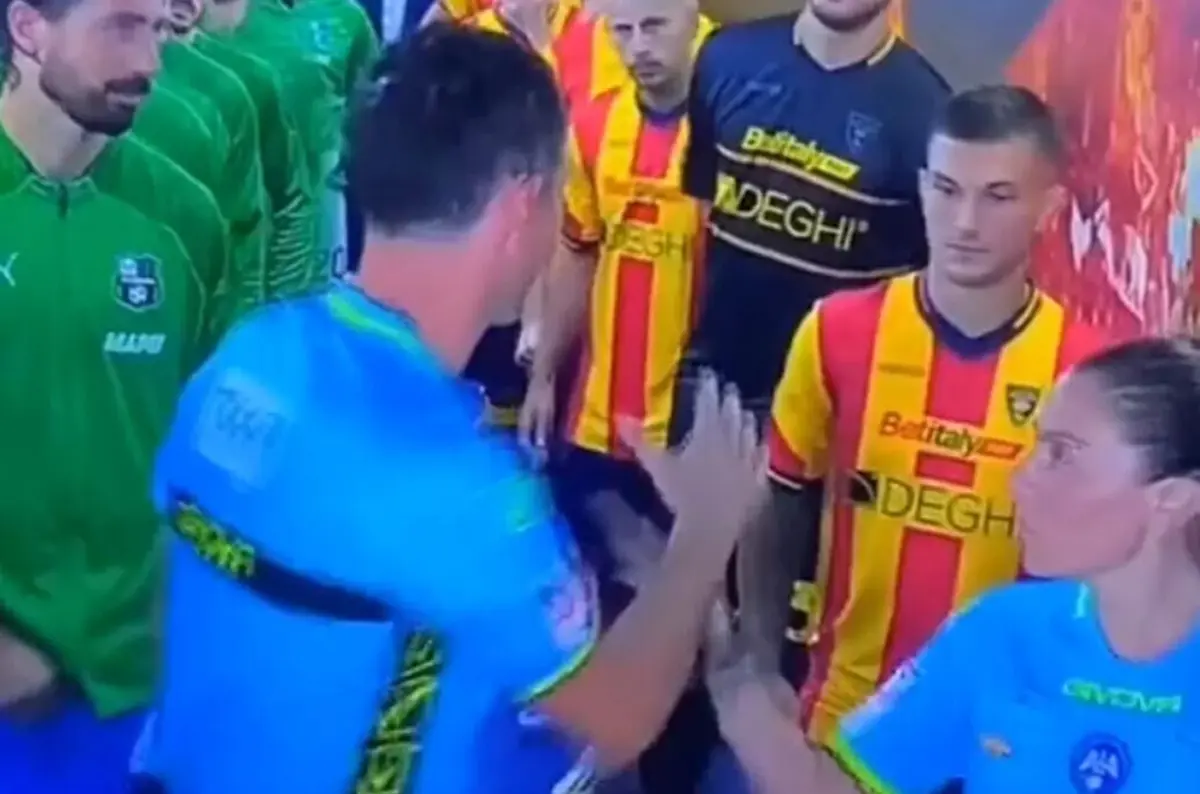 O momento do "não-cumprimento" entre Juan Luca Sacchi e Francesca Di Monte