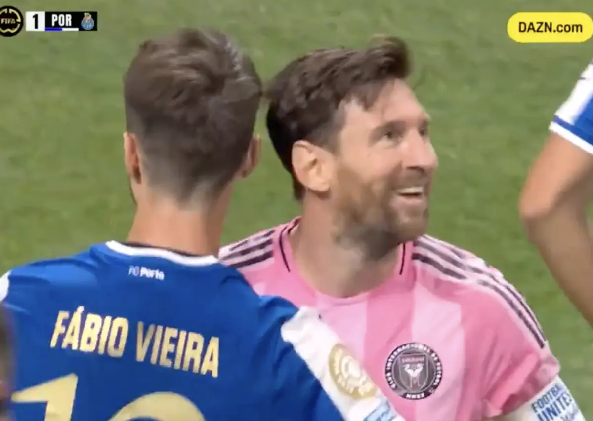 Imagem de contexto do artigo Fábio Vieira faz "túnel" a Messi, erra o passe e jogada acaba num abraço