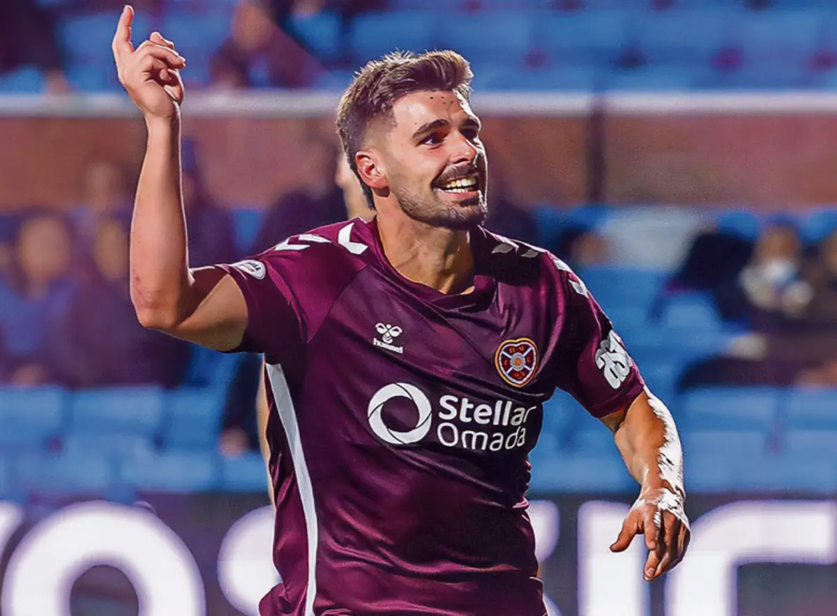 Cláudio Braga brilha ao serviço do Hearts, da Escócia