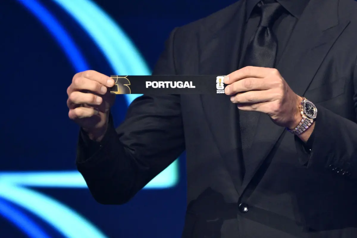 O papel com o nome de Portugal que saiu no sorteio da fase final