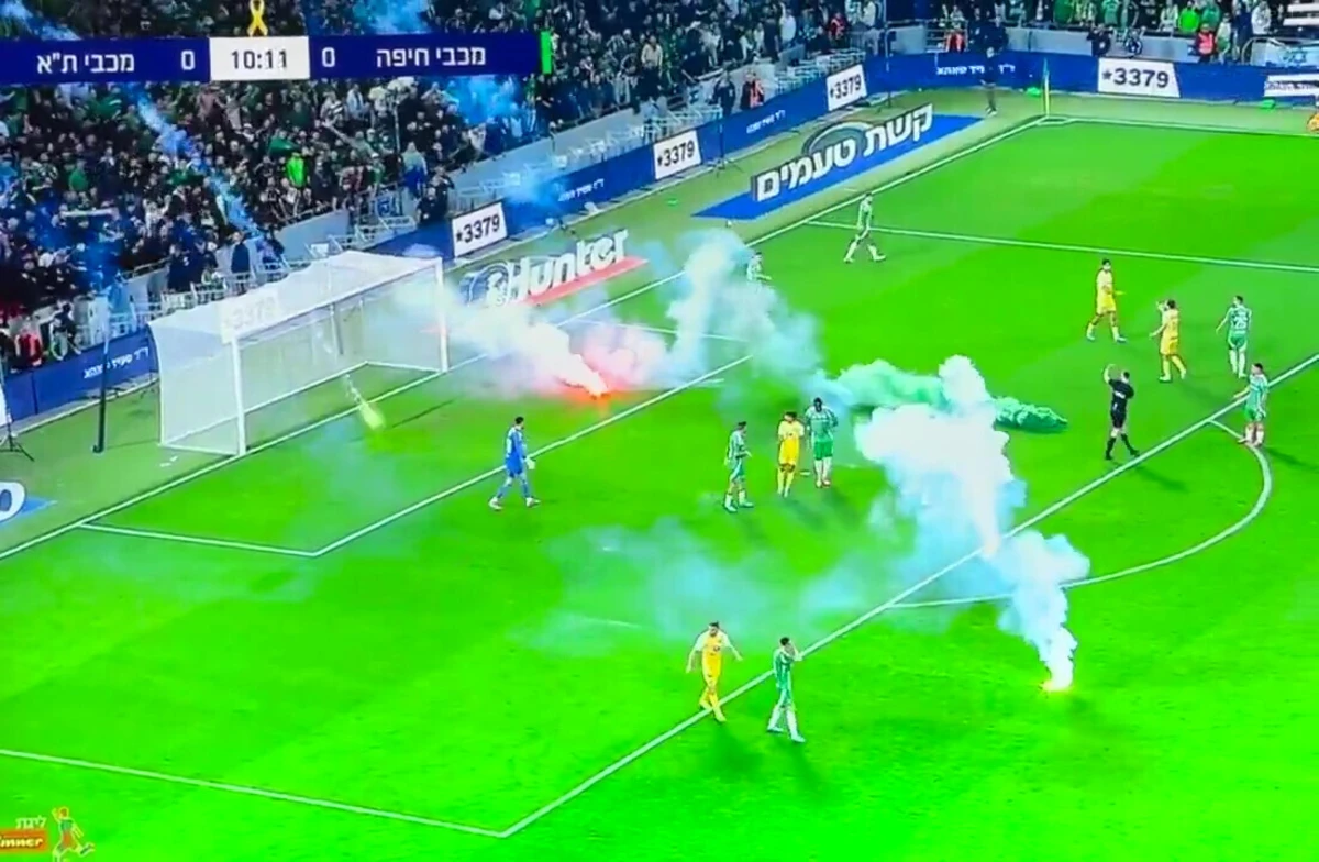 Imagem de contexto do artigo Jogo de adversário do FC Porto suspenso por incidentes nas bancadas e pirotecnia que atingiu jogadores. Assista ao vídeo