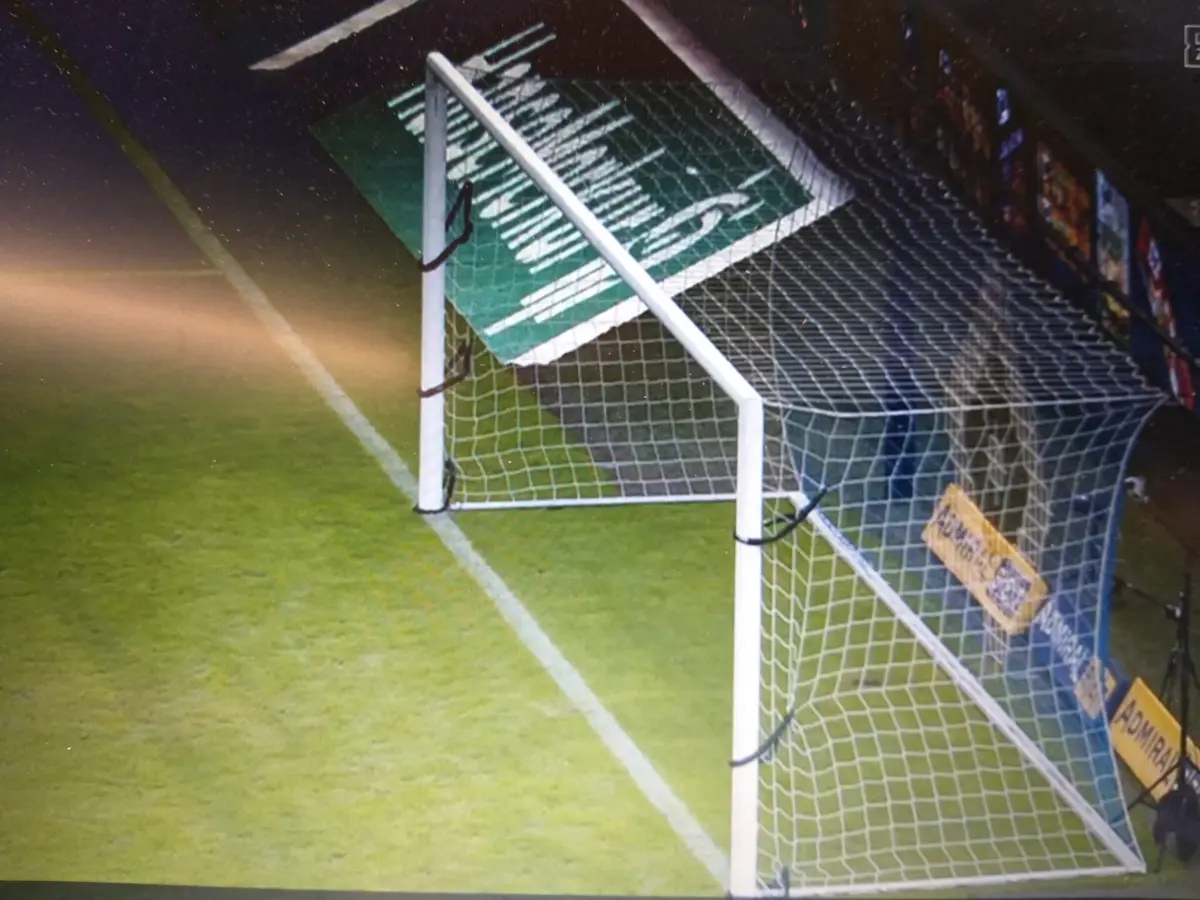 Imagem de contexto do artigo Cadeados nas balizas: as imagens dos protestos dos adeptos do Hamburgo