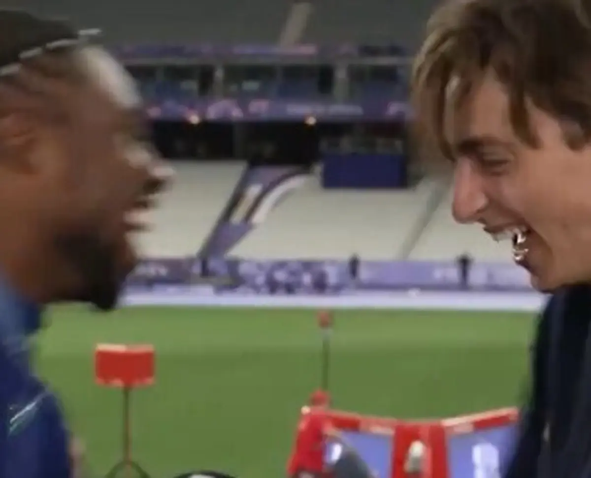 Imagem de contexto do artigo Momento de amizade e diversão entre o campeão dos 100 metros e o do salto com vara