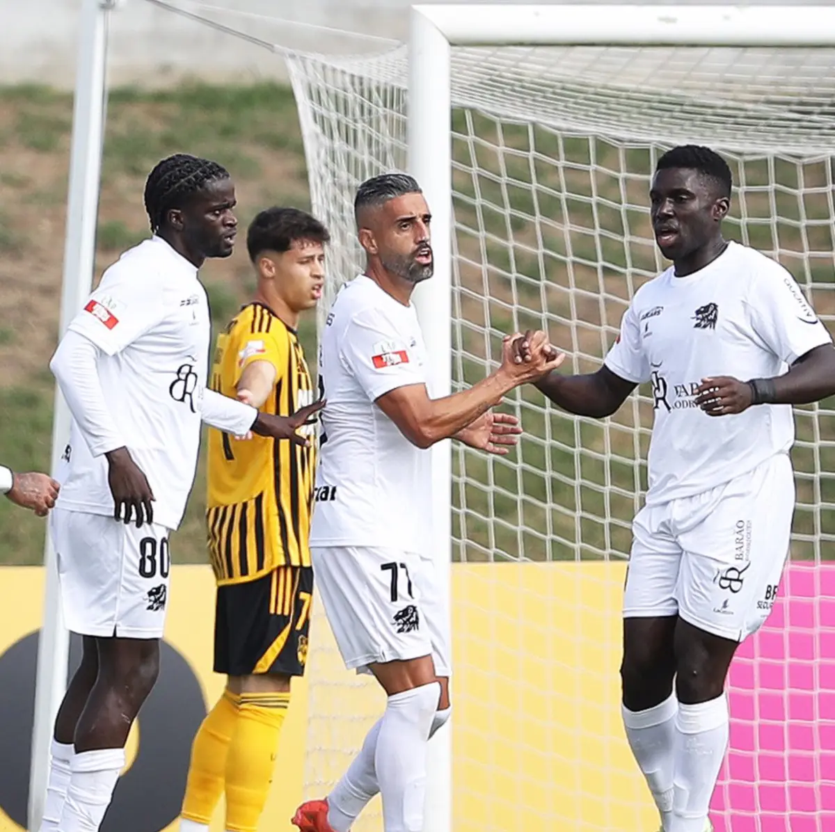 Matias e Poloni marcaram os golos do Farense frente ao Lourosa (2-1)