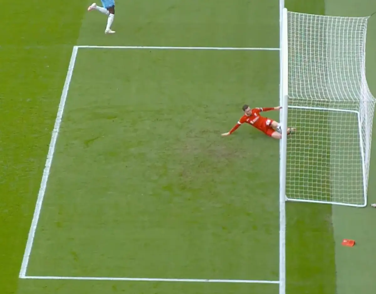 Imagem de contexto do artigo Liverpool-Crystal Palace: Robertson evitou o 0-2 com meia bola dentro da baliza