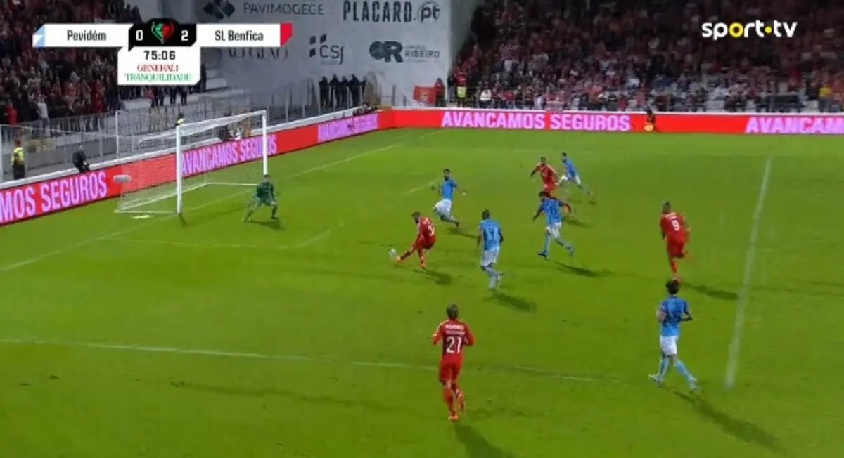 Imagem de contexto do artigo Beste bisa e aumenta vantagem no Benfica-Pevidém. Veja o lance