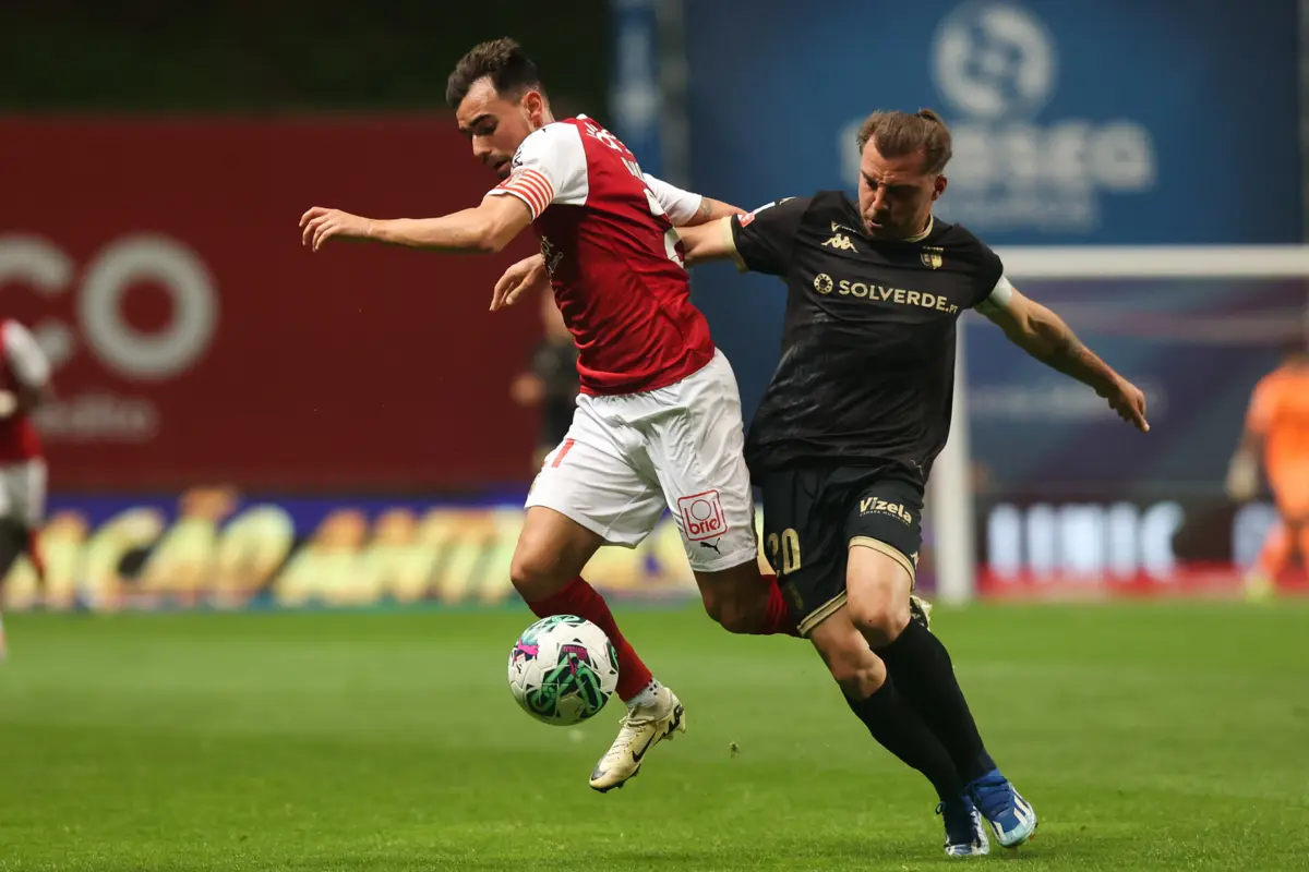 Samu, à direita, com a camisola do Vizela (Créditos: Ivan del Val/Global Imagens)