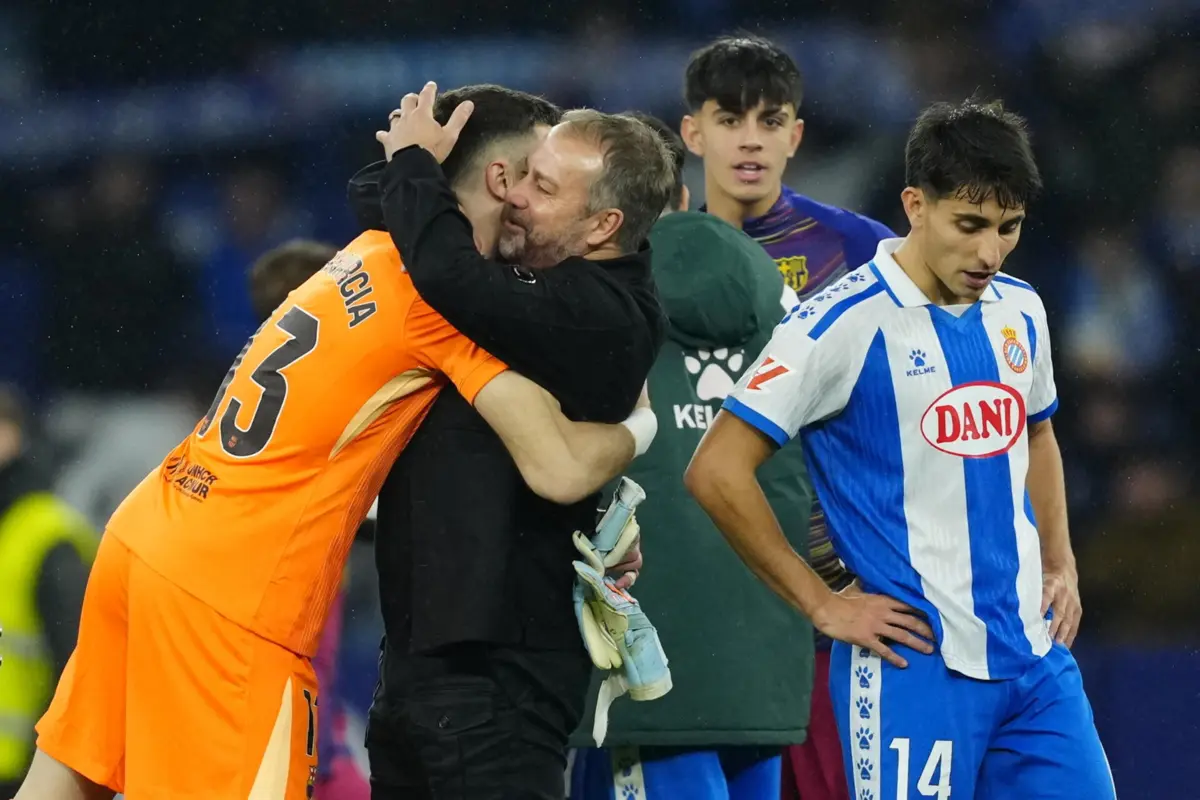 Hansi Flick abraça Joan García no final do jogo