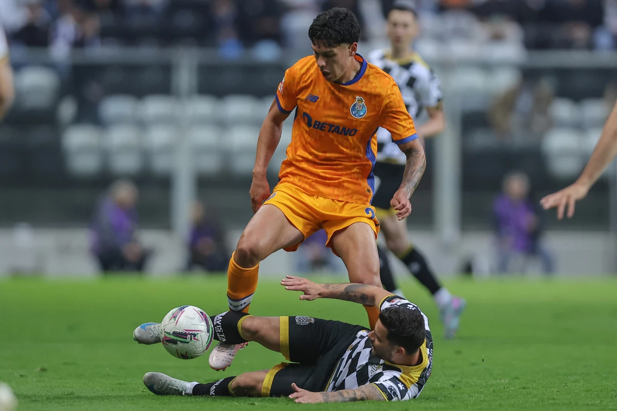Nehuén Pérez, central argentino do FC Porto (créditos: Miguel Pereira)