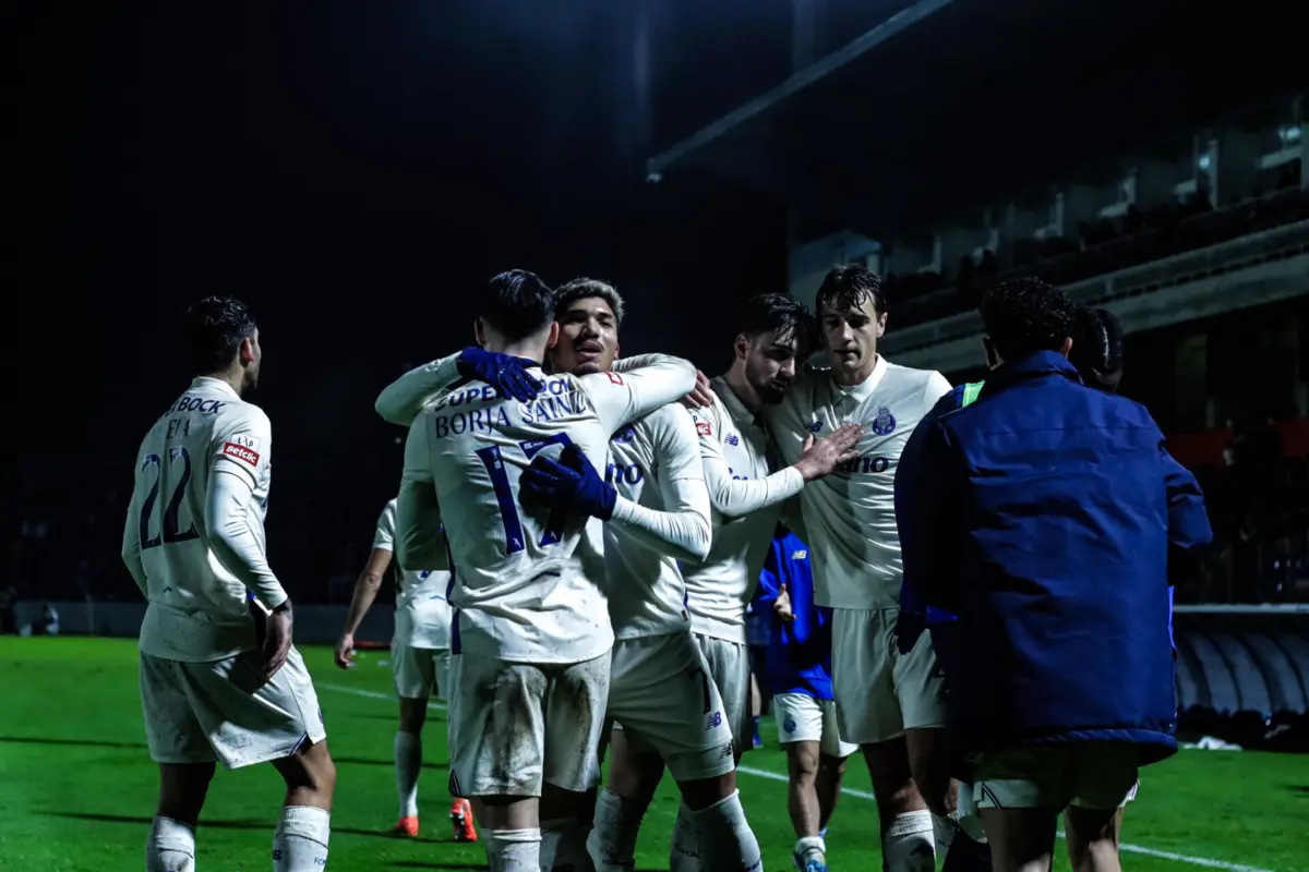 William Gomes e Borja Sainz abraçados a festejar um golo do FC Porto em Alverca