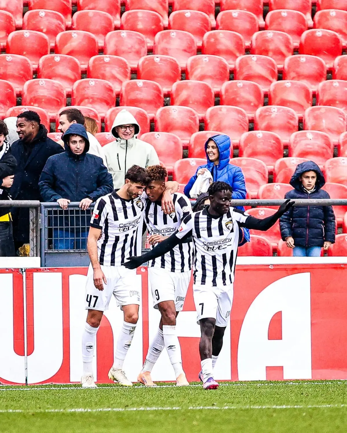 Imagem de contexto do artigo Portimonense vence um Penafiel reduzido a nove e deixa a zona de descida