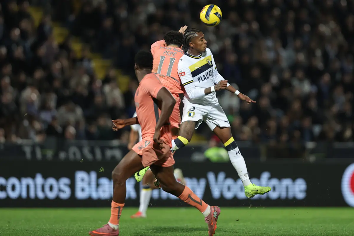 Léo Realpe contra o FC Porto
