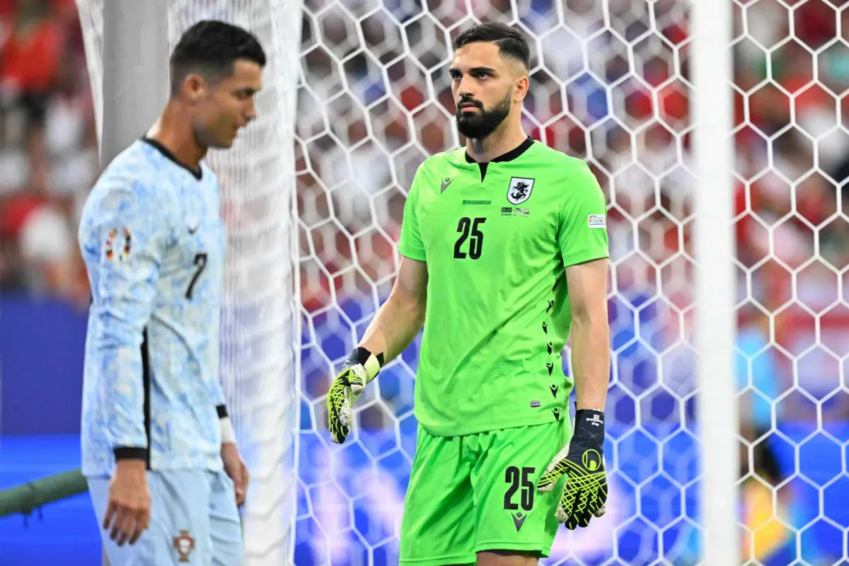 Ronaldo e Mamardashvili (INA FASSBENDER / AFP)