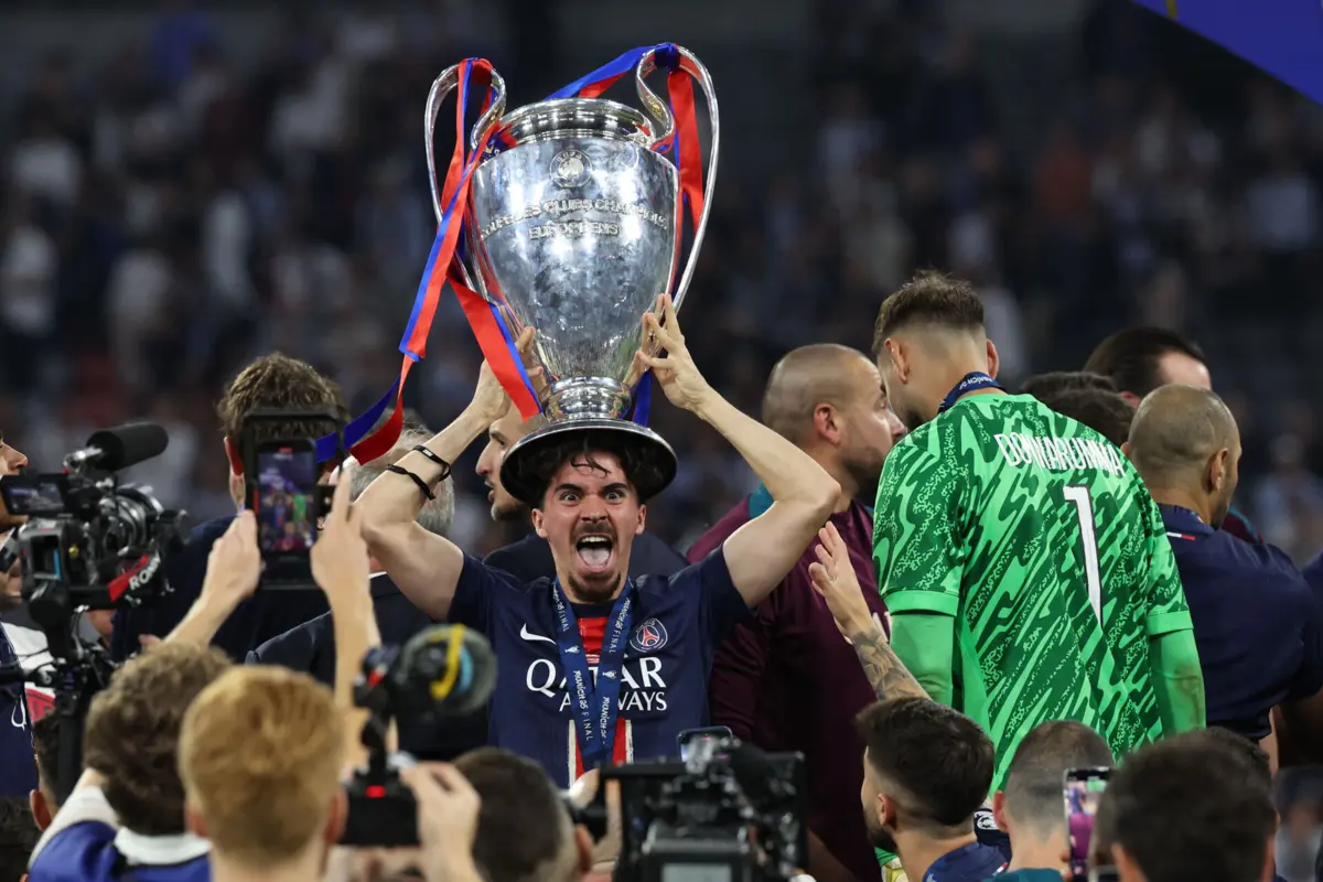 Vitinha com a taça da Liga dos Campeões