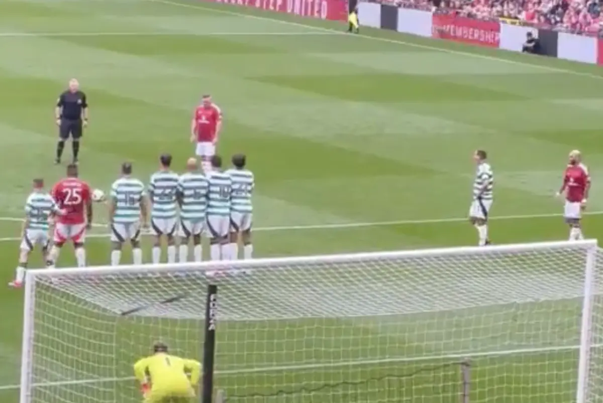 Imagem de contexto do artigo Rooney marca golaço de livre em jogo de lendas em Old Trafford. Ora veja