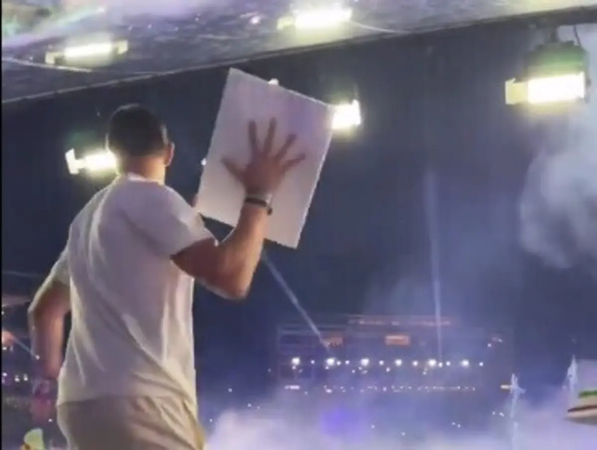 Courtois atira bolo (créditos: Instagram/steveaoki)