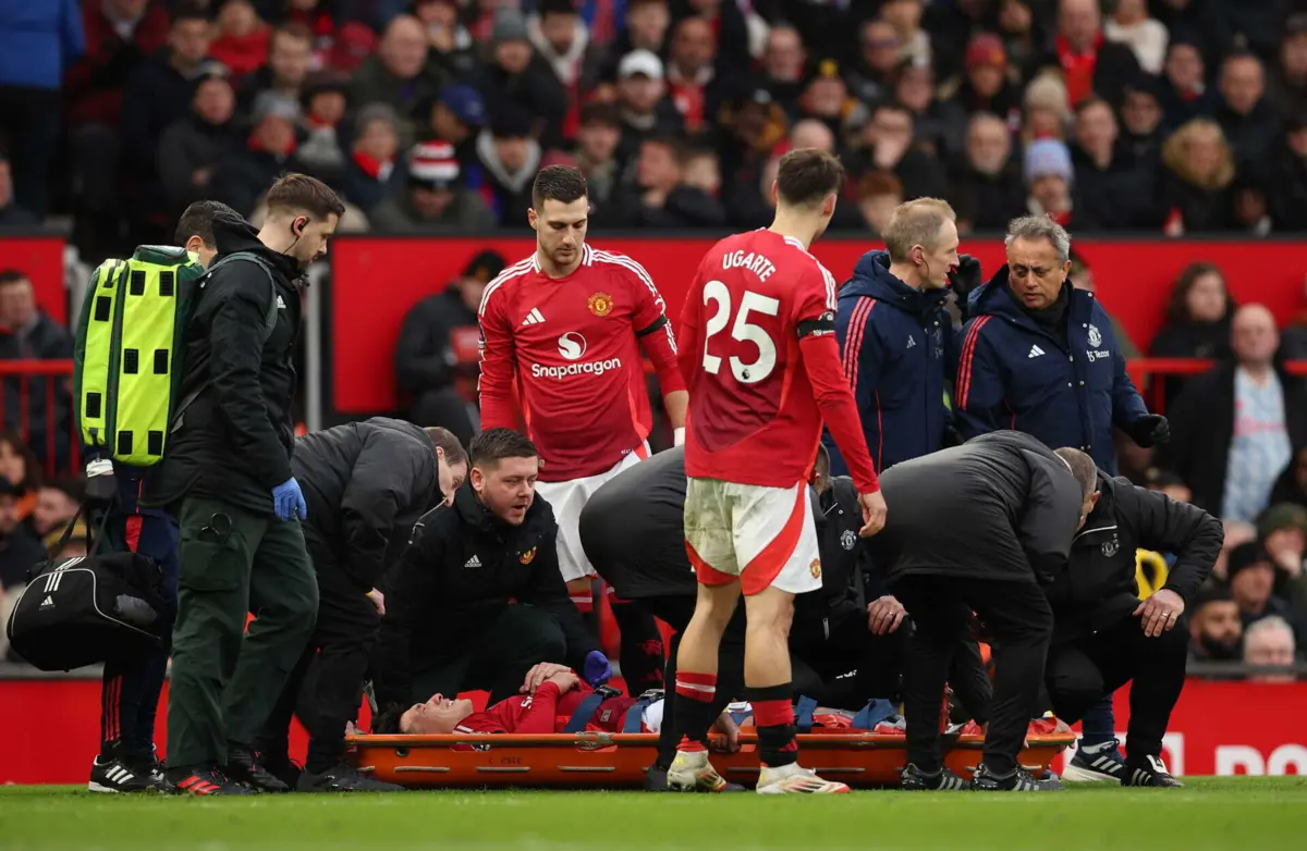 Lisandro Martínez sai de maca (créditos: EPA)