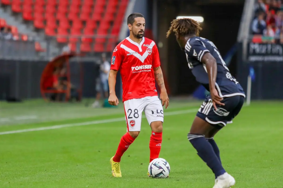 Imagem de contexto do artigo Bruno Costa rescinde com o Valenciennes e já procura clube