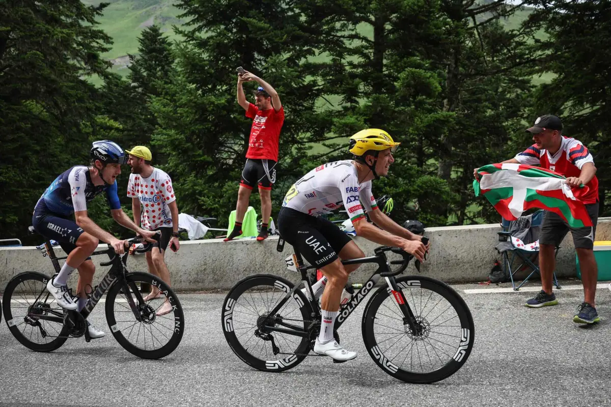 João Almeida na frente (créditos: Anne-Christine POUJOULAT / AFP)