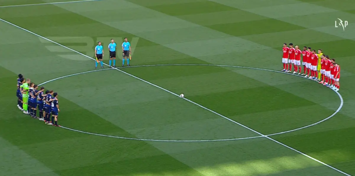 Imagem de contexto do artigo Benfica-Arouca: adeptos fizeram sons de very light durante minuto de silêncio