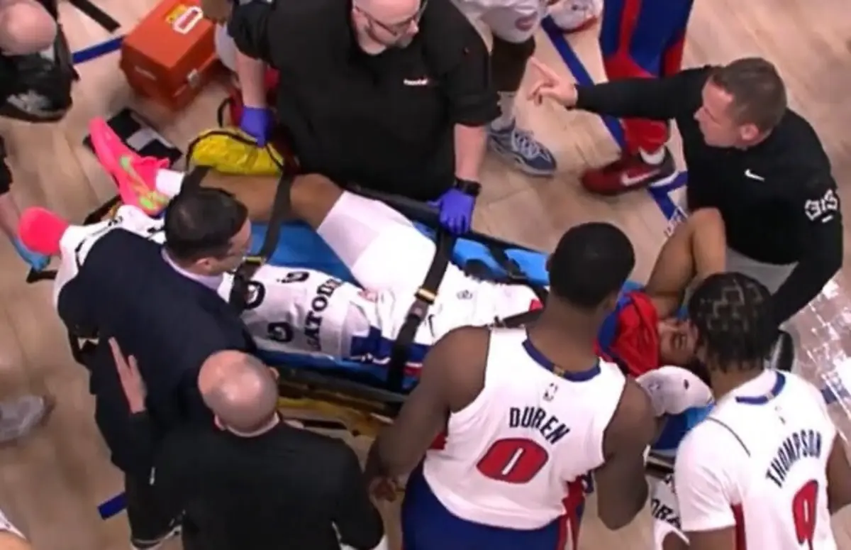 Jaden Ivey retirado de maca (créditos: @BleacherReport)