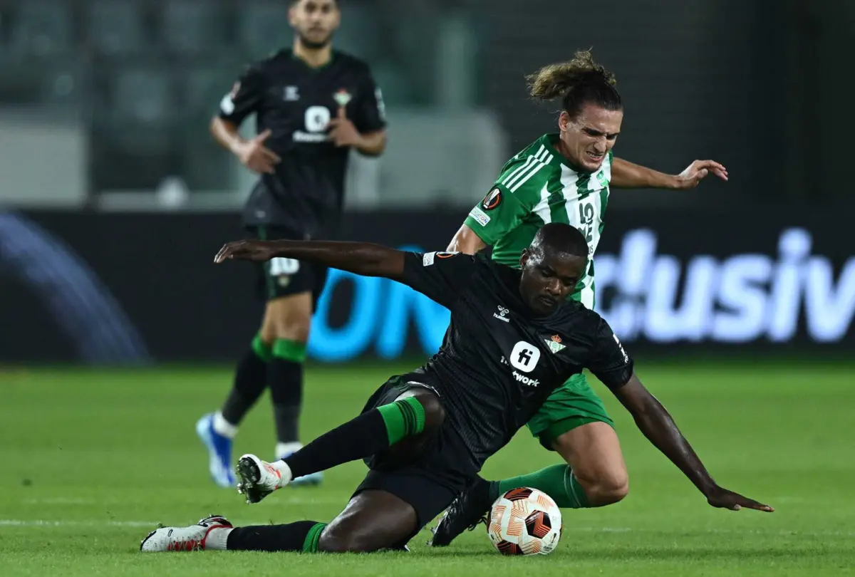 William Carvalho protege a bola de um adversário
