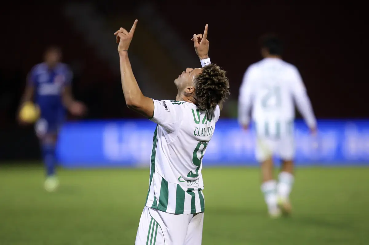 Clayton bisou na vitória contra o Aves SAD