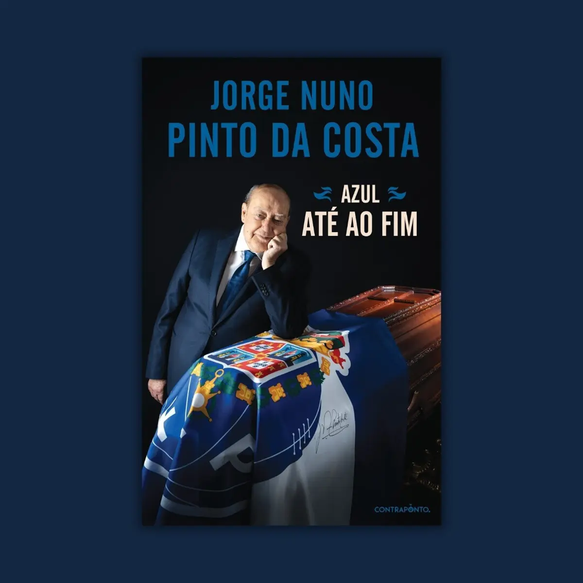 Imagem de contexto do artigo Capa do livro de Pinto da Costa: ao lado de um caixão com a bandeira do FC Porto