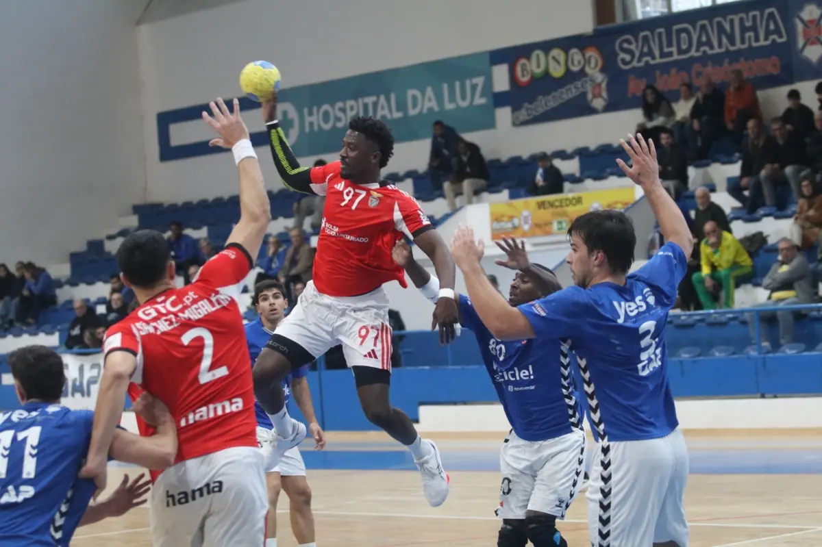 Fábio Silva pede a bola a Reinier Taboada no ataque do Benfica