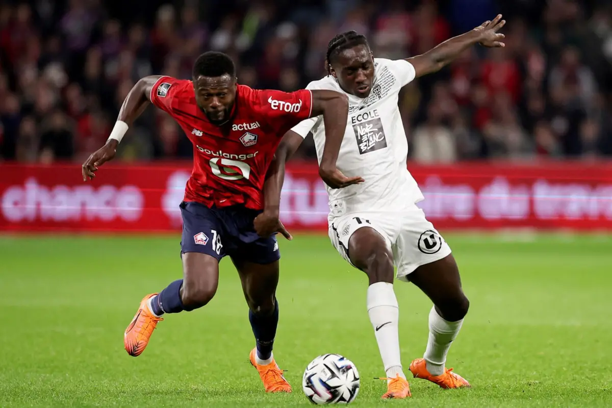 Mbemba com a camisola do Lille