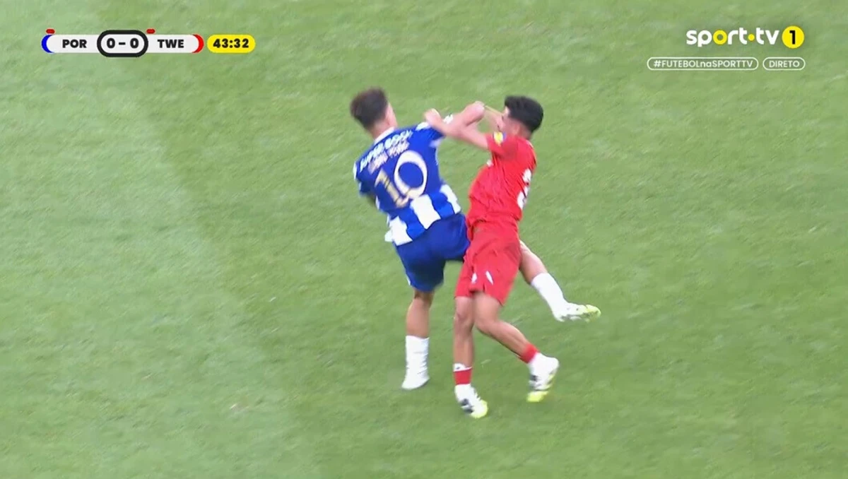 Imagem de contexto do artigo FC Porto-Twente aqueceu: Gabri Veiga e um adversário foram expulsos