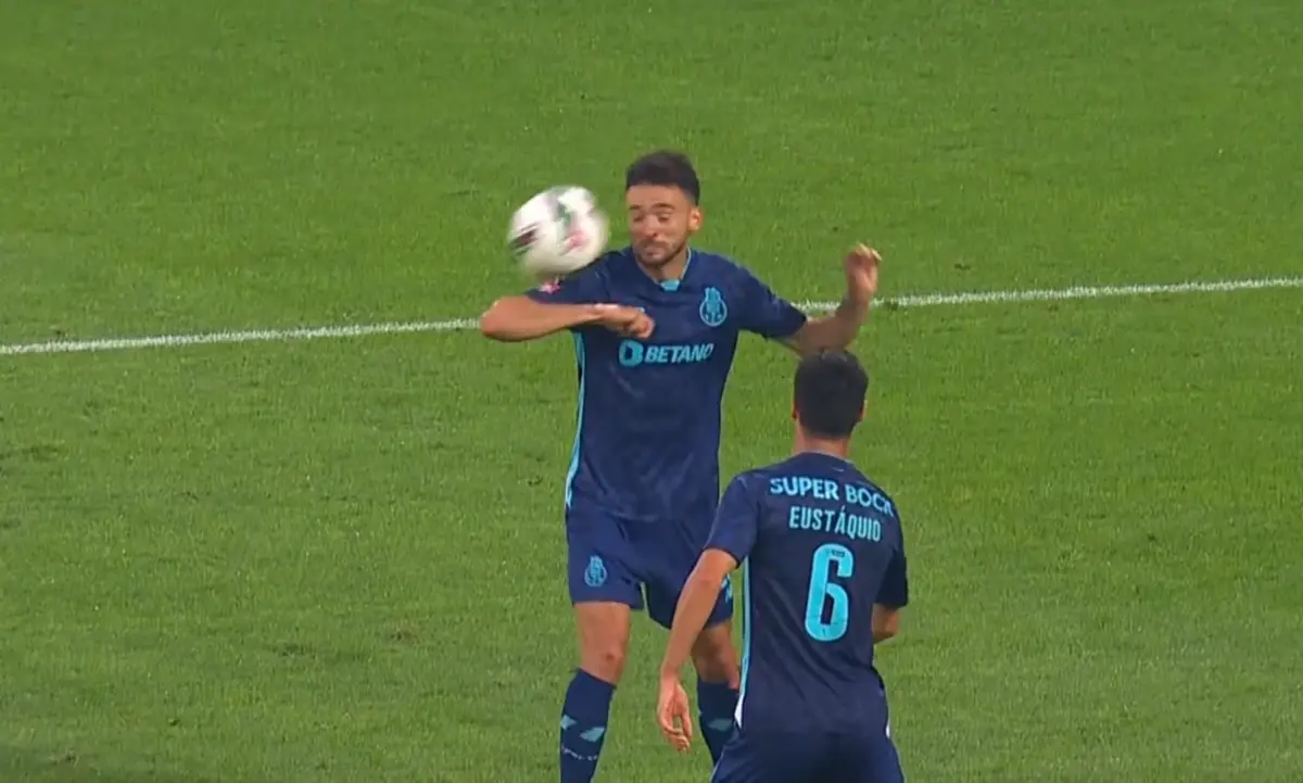 Imagem de contexto do artigo Tribunal O JOGO | A bola bate no braço de João Mário. Havia lugar a penálti?