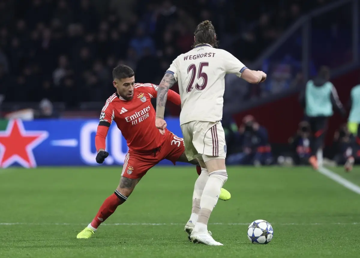 Otamendi mais uma vez titular, agora frente ao Ajax