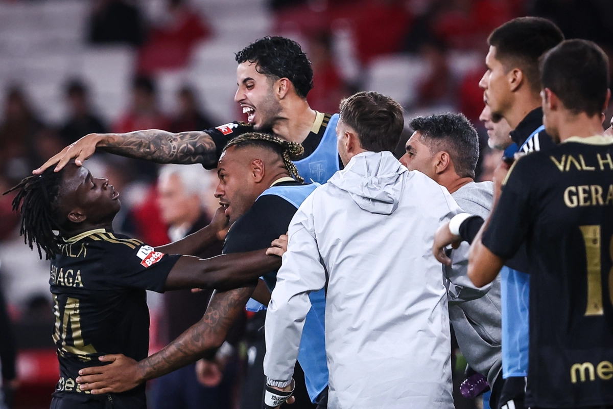 Renato Nhaga, à esquerda, celebra o golo marcado na Luz